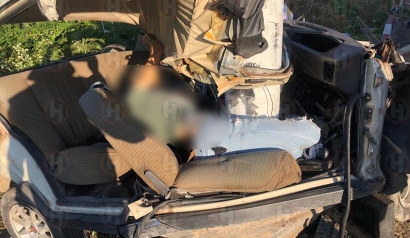 İkiye bölünen otomobilde 27 yaşındaki Emre öldü