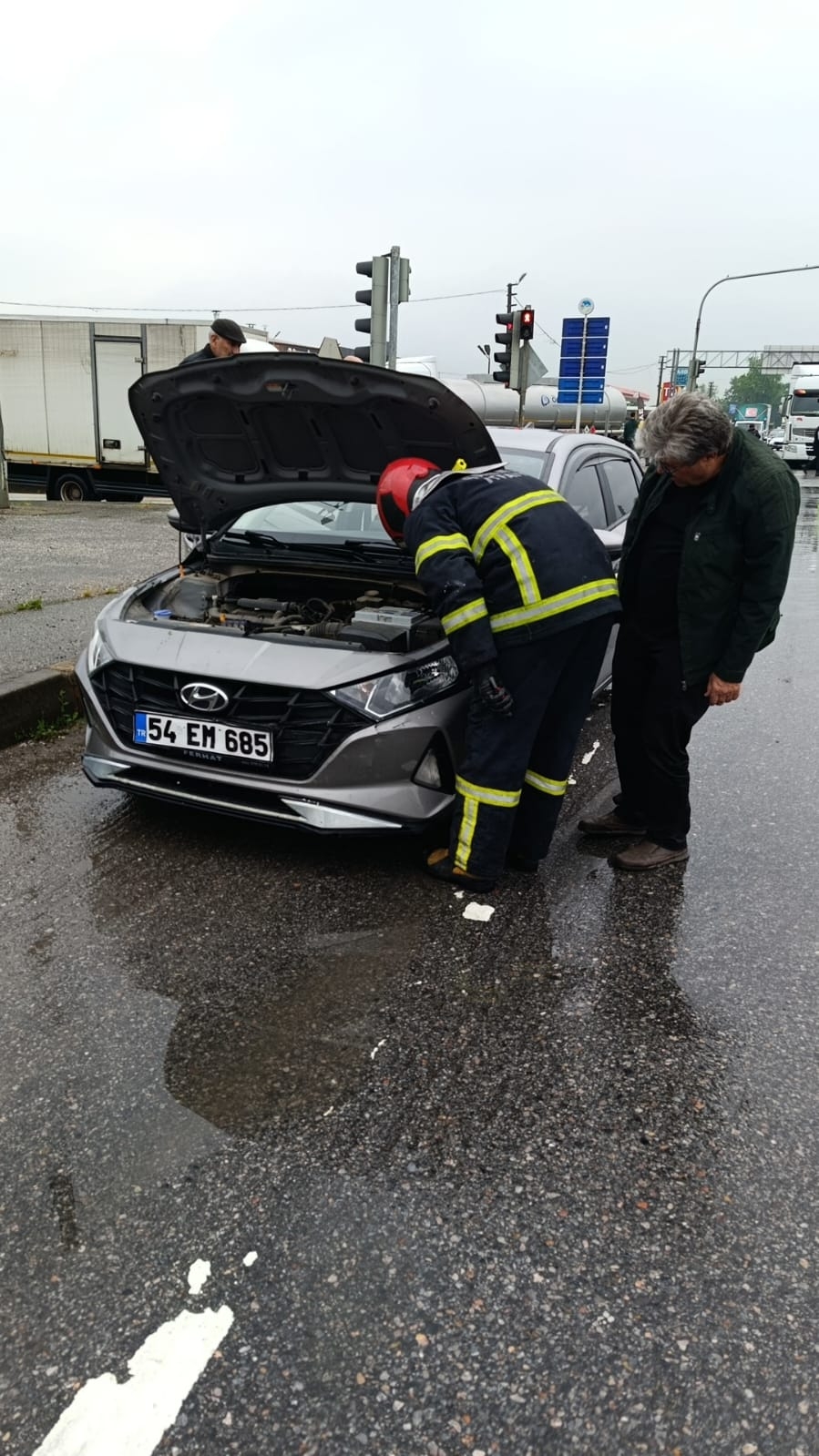 İkiz bebeklere hamile kadın kazada yaralandı