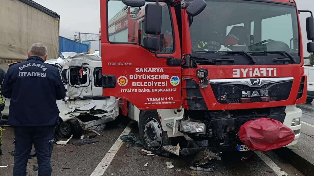 İkiz bebeklere hamile kadın kazada yaralandı