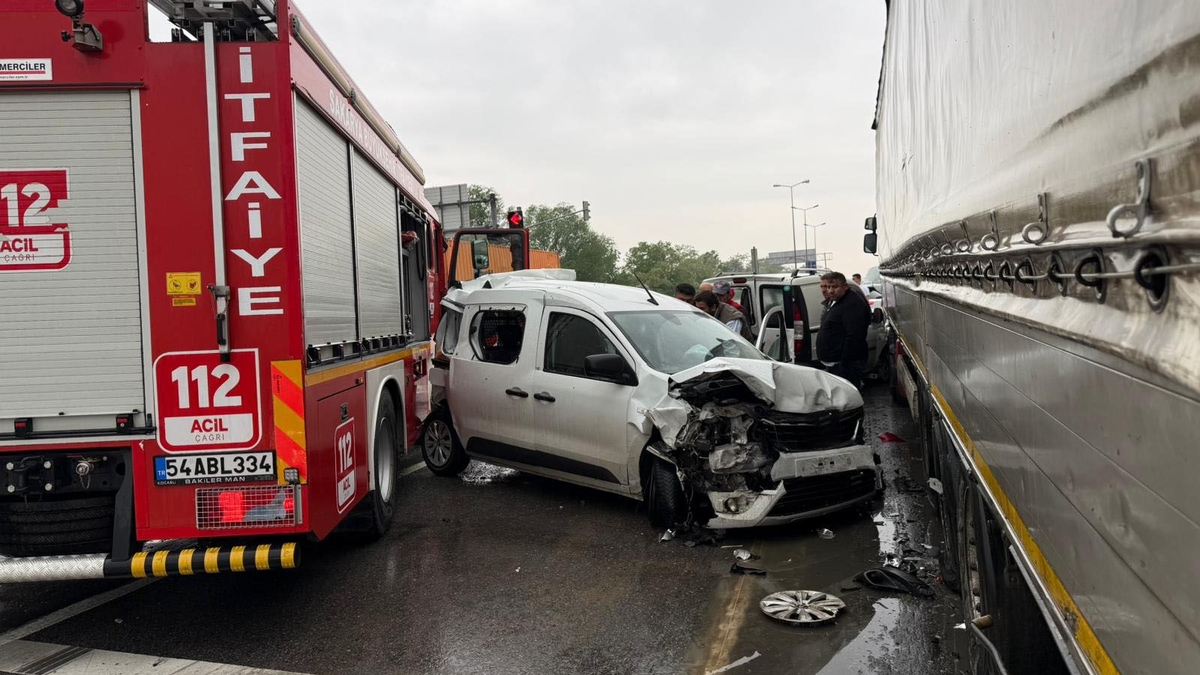 İkiz bebeklere hamile kadın kazada yaralandı
