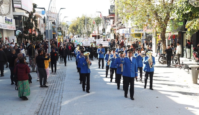 İklim değişikliği ile mücadeleye dikkat çekmek için bando eşliğinde yürüdüler
