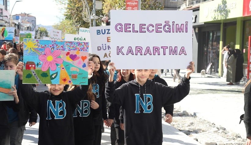 İklim değişikliği ile mücadeleye dikkat çekmek için bando eşliğinde yürüdüler