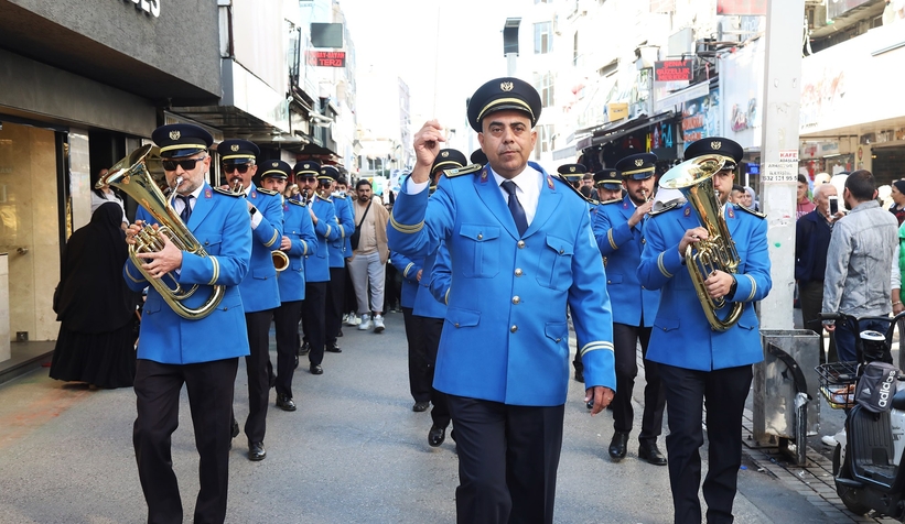 İklim değişikliği ile mücadeleye dikkat çekmek için bando eşliğinde yürüdüler