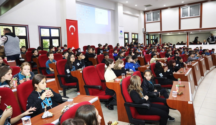 İklim değişikliği ile mücadeleye dikkat çekmek için bando eşliğinde yürüdüler