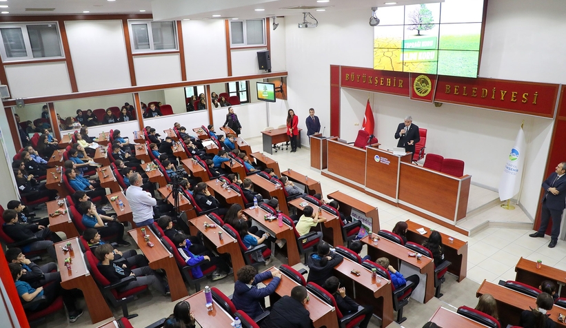 İklim değişikliği ile mücadeleye dikkat çekmek için bando eşliğinde yürüdüler