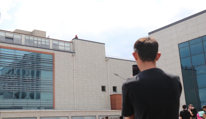 İlaçlarını alamadığını iddia ederek hastane çatısına çıktı