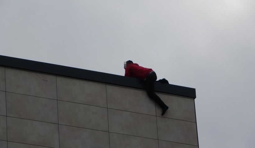 İlaçlarını alamadığını iddia ederek hastane çatısına çıktı