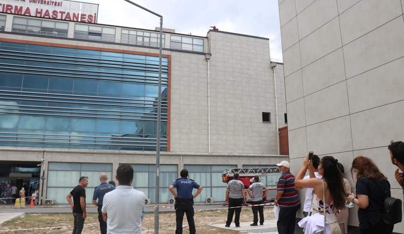 İlaçlarını alamadığını iddia ederek hastane çatısına çıktı