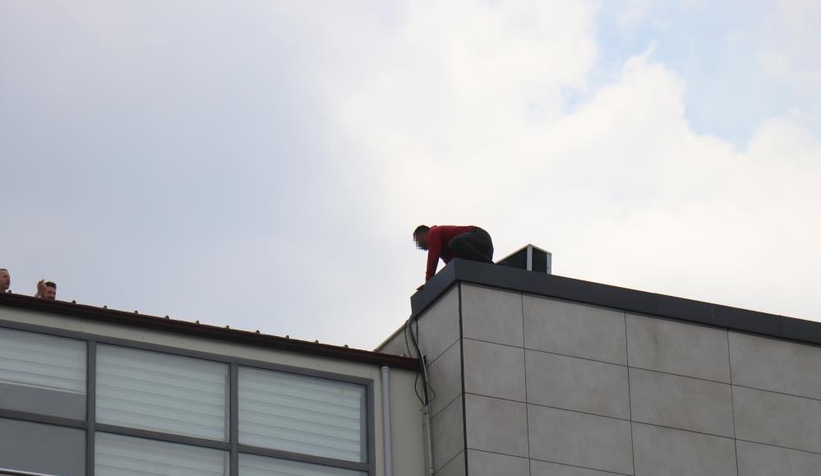 İlaçlarını alamadığını iddia ederek hastane çatısına çıktı