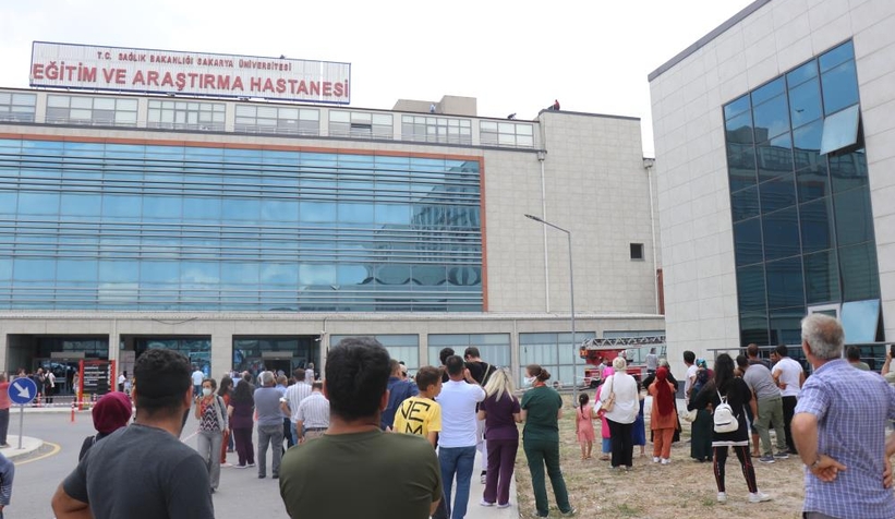 İlaçlarını alamadığını iddia ederek hastane çatısına çıktı