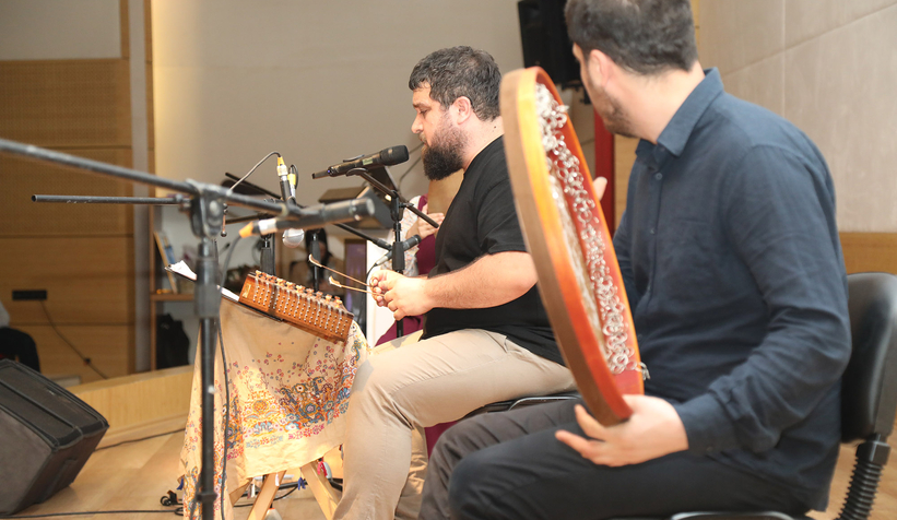 İlahiler ve deyişler mest etti