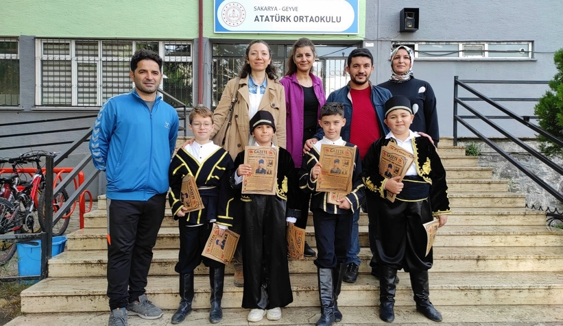 ilce-merkezinde-cumhuriyet-100-yasinda-diye-bagirarak-gazeteleri-dagittilarnju3tmvjch