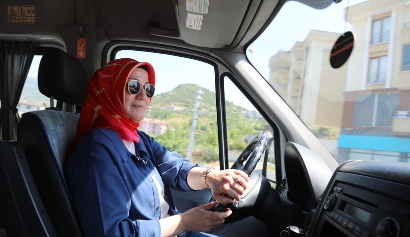 ilcenin-ilk-kadin-belediye-otobus-soforu-olduz0m5zve3mj
