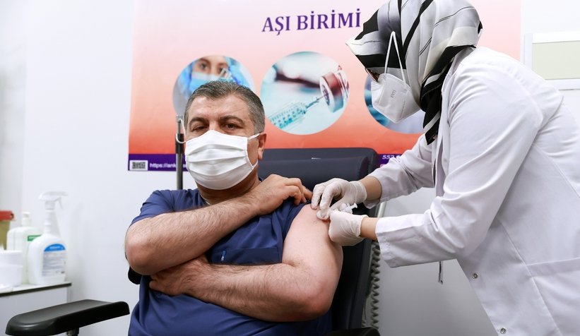 ilk-asiyi-bakan-fahrettin-koca-canli-yayinda-yaptirdiaff5cu5lst