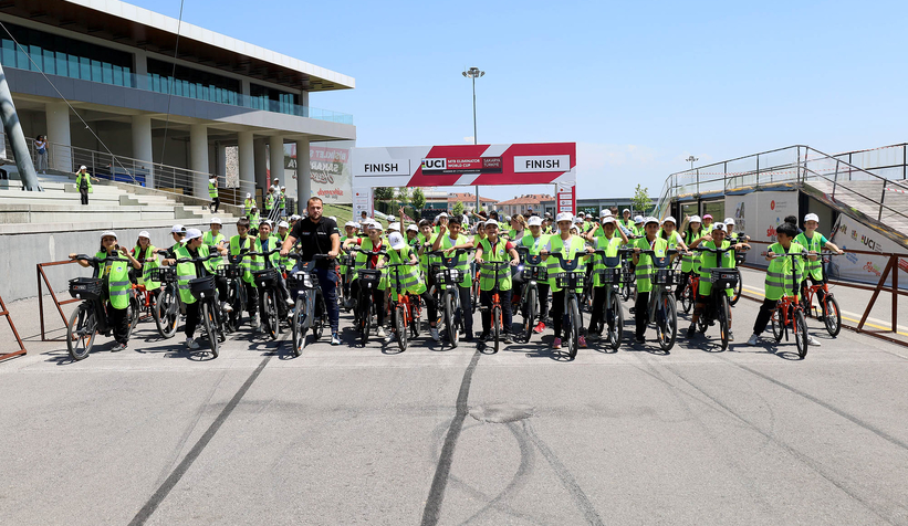 ilkokul-ogrencileri-pedallari-filistinli-cocuklar-icin-cevirdin0dcyxluvn