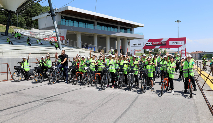 ilkokul-ogrencileri-pedallari-filistinli-cocuklar-icin-cevirdin0dcyxluvn