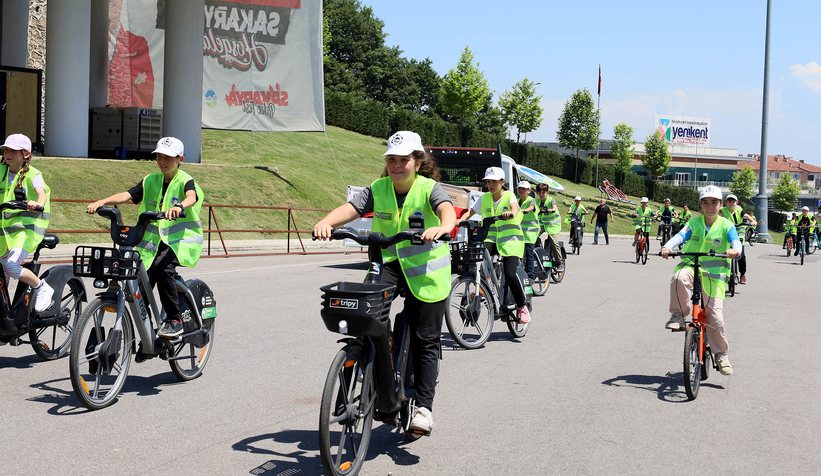 ilkokul-ogrencileri-pedallari-filistinli-cocuklar-icin-cevirdin0dcyxluvn