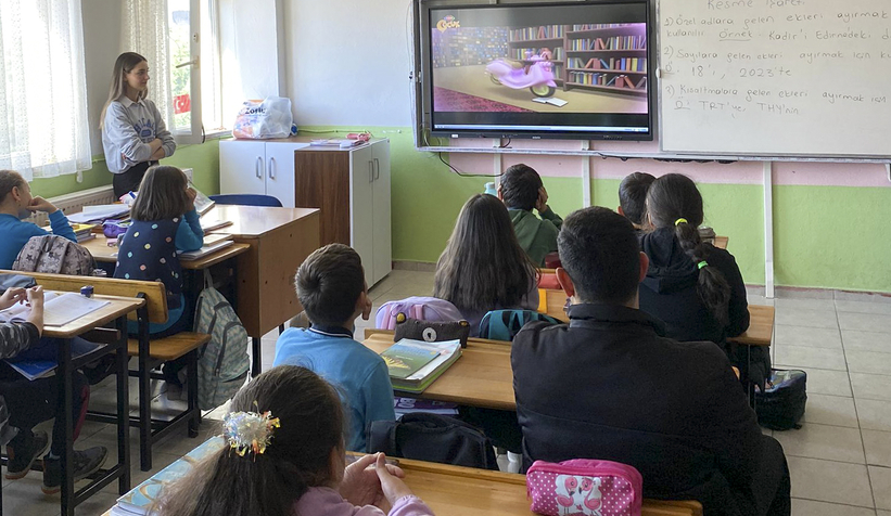 İlkokul öğrencilerine kitap hediye ettiler