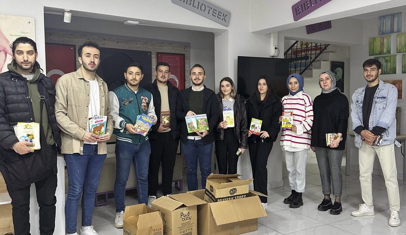 İlkokul öğrencilerine kitap hediye ettiler
