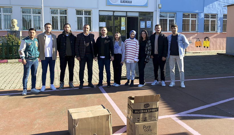 İlkokul öğrencilerine kitap hediye ettiler