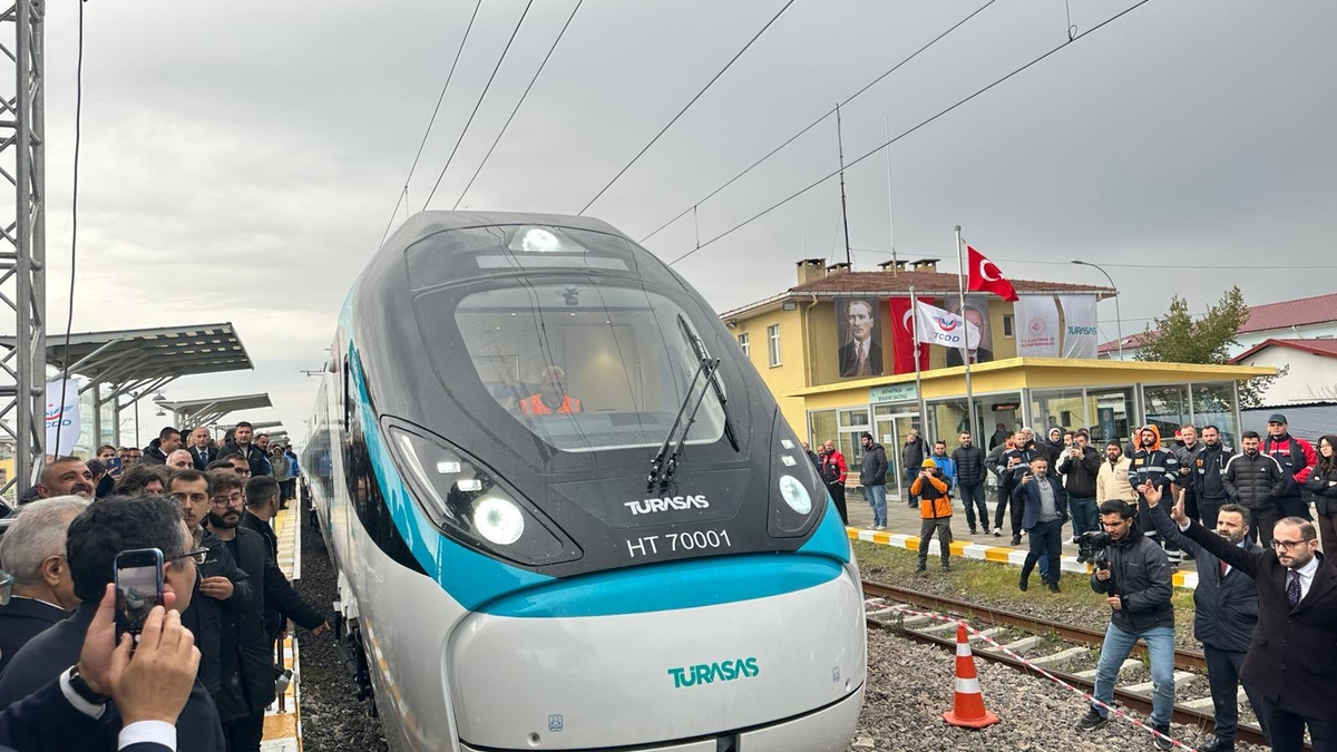 İllk Milli Elektrikli Hızlı Tren tören ile raylara indi