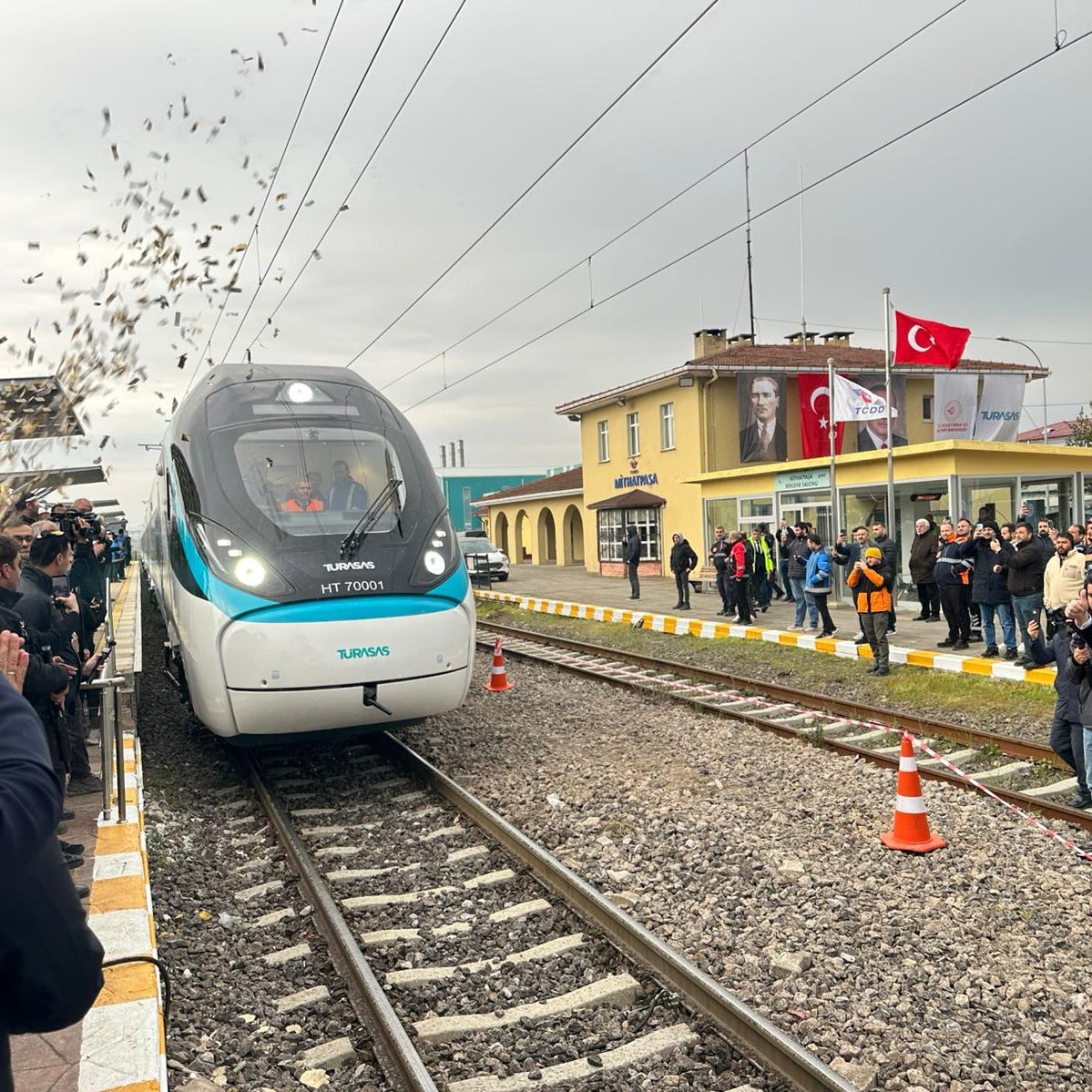 İllk Milli Elektrikli Hızlı Tren tören ile raylara indi
