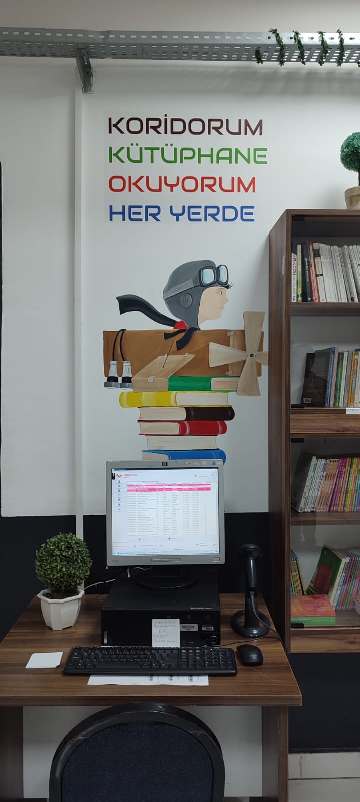 İnönü Ortaokulu'nda öğrenciler için kitaplıklar yapıldı