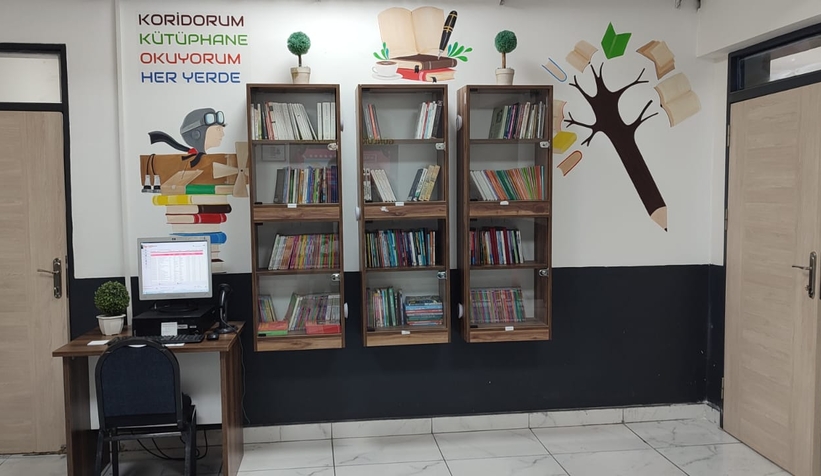 İnönü Ortaokulu'nda öğrenciler için kitaplıklar yapıldı