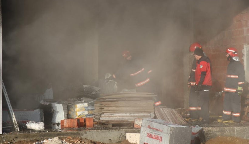 İnşaatı süren binada yangın