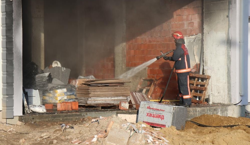 İnşaatı süren binada yangın