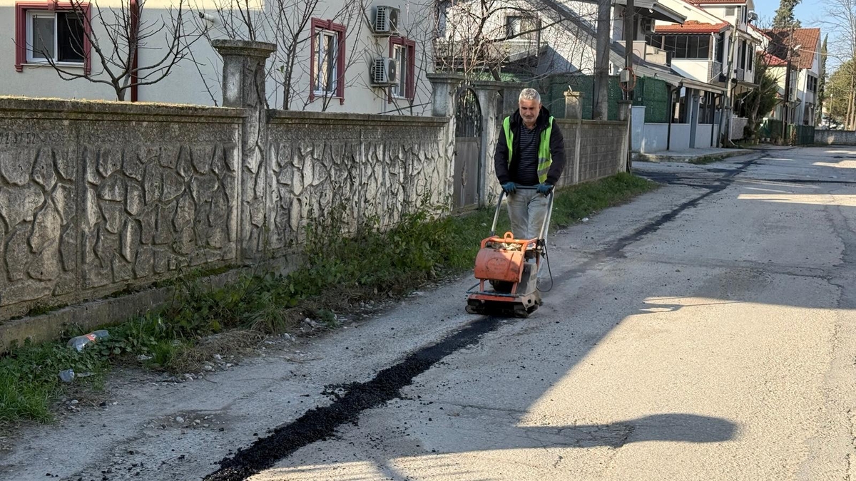 İnternet ekipleri asfalt ezen küçük makinayla Akyazı’yı tanıştırdı 