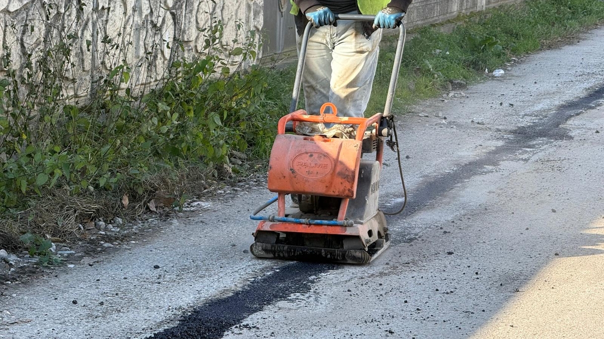 İnternet ekipleri asfalt ezen küçük makinayla Akyazı’yı tanıştırdı 