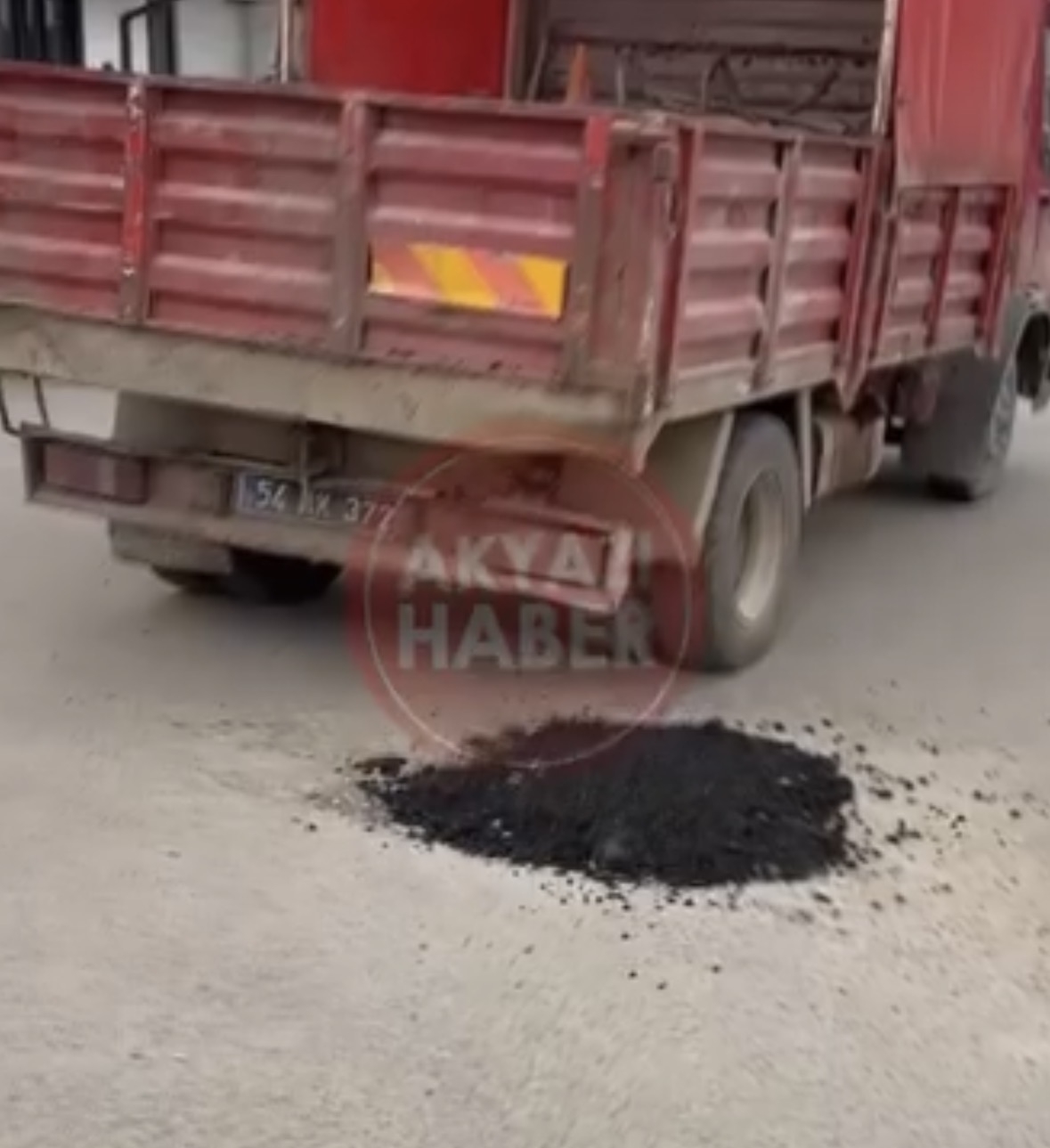 İnternet ekipleri asfalt ezen küçük makinayla Akyazı’yı tanıştırdı 