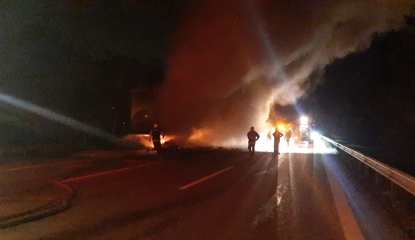 İplik yüklü dorse alevlere teslim oldu