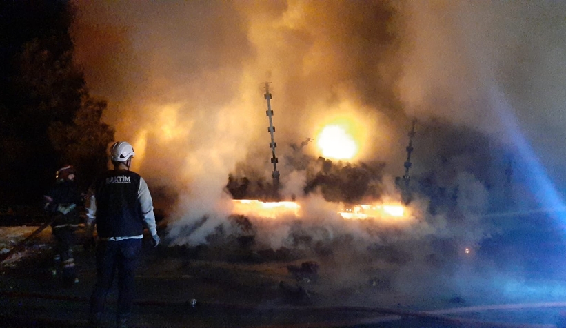 İplik yüklü dorse alevlere teslim oldu