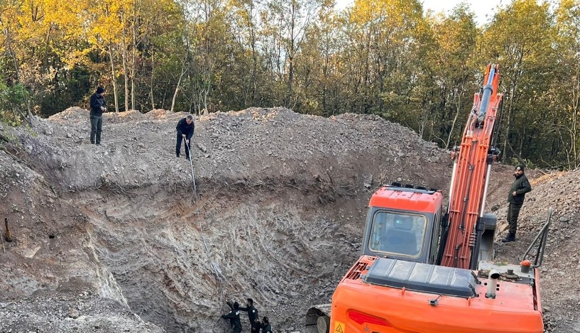 is-makinesi-getirip-ormanda-define-ararken-yakalandilarq3vbsnhkr2