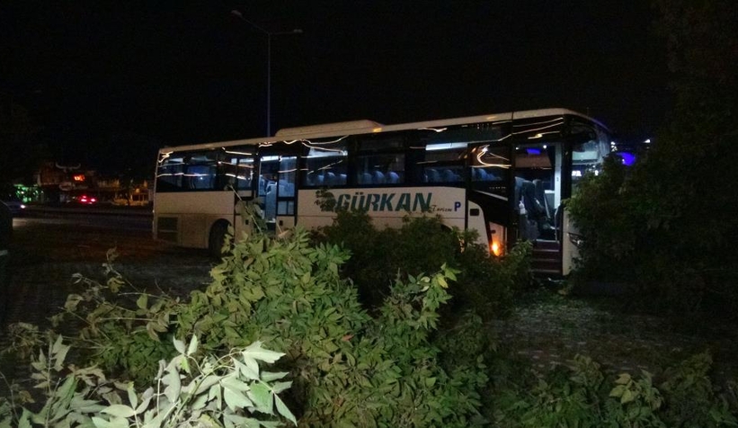 İşçi servisi ağaçlara çarparak durabildi