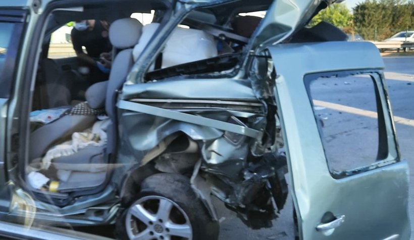 İşçi servisi hafif ticari aracı biçti; 1 ölü, 2 yaralı