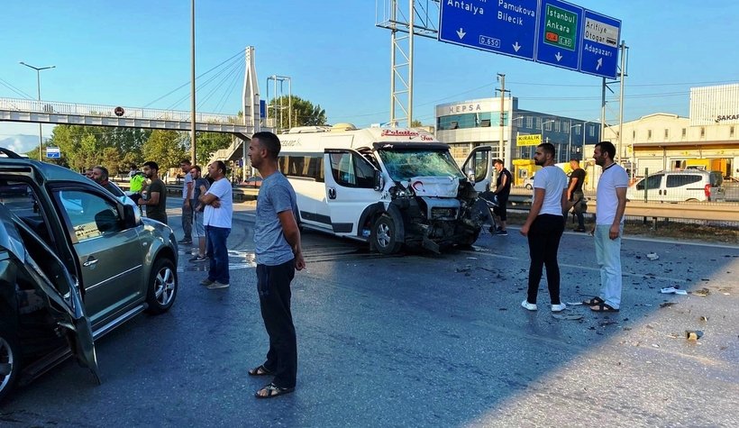 İşçi servisi hafif ticari aracı biçti; 1 ölü, 2 yaralı