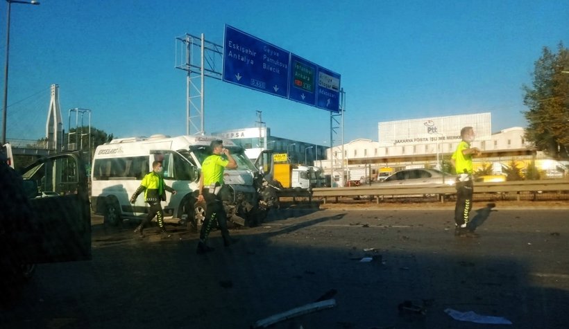 İşçi servisi hafif ticari aracı biçti; 1 ölü, 2 yaralı