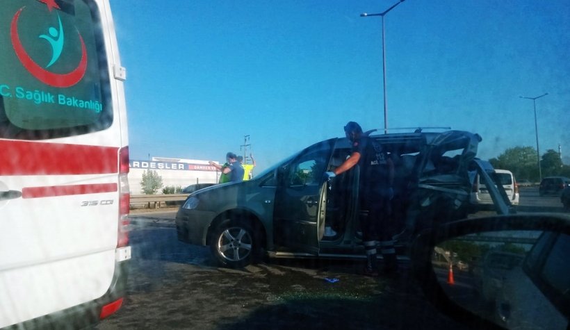 İşçi servisi hafif ticari aracı biçti; 1 ölü, 2 yaralı