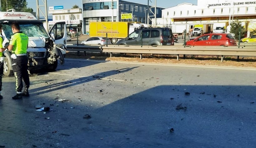 İşçi servisi hafif ticari aracı biçti; 1 ölü, 2 yaralı