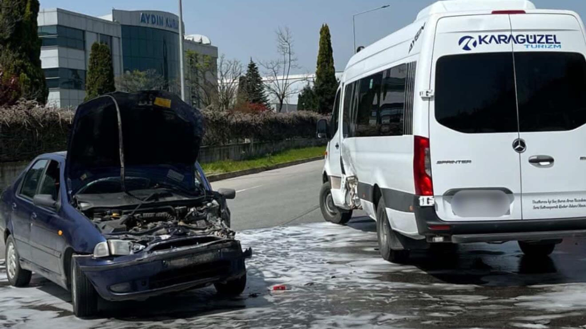 İşçi servisi ile otomobil çarpıştı