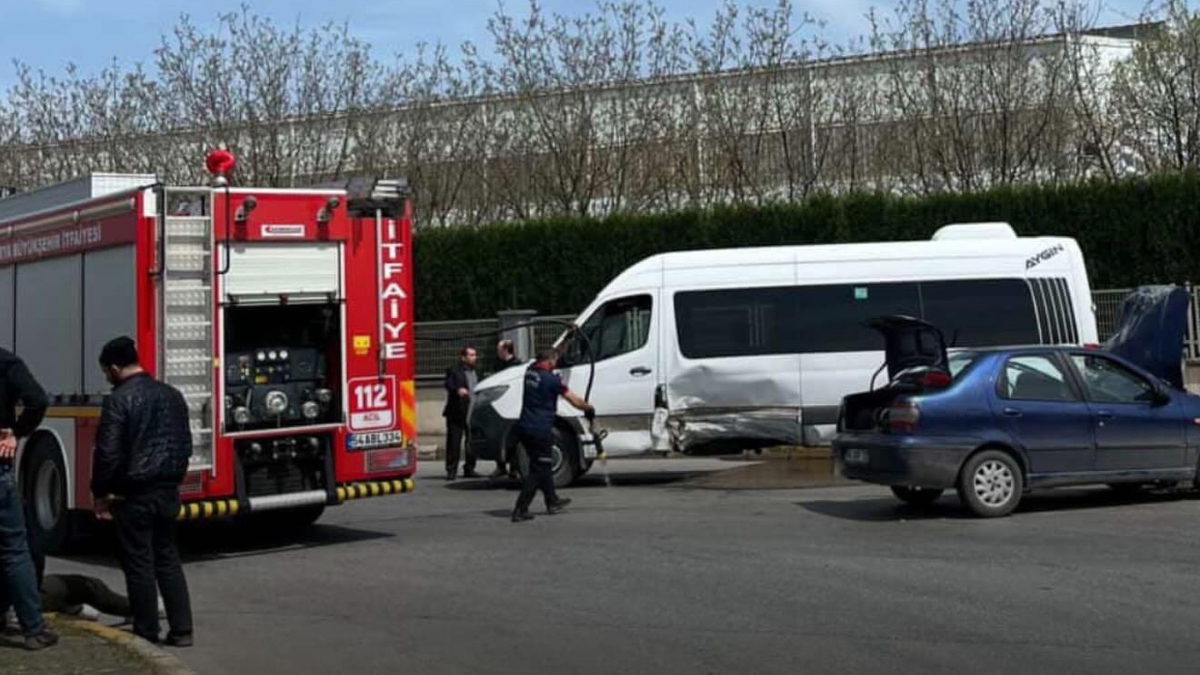 İşçi servisi ile otomobil çarpıştı