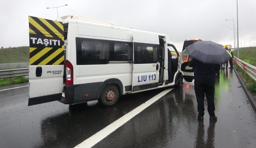 İşçi servisi ile ticari taksi çarpıştı: 13 yaralı