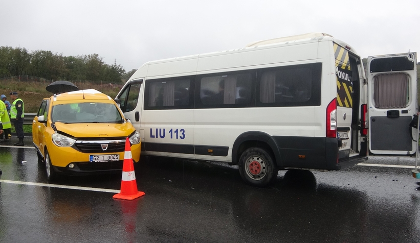 İşçi servisi ile ticari taksi çarpıştı: 13 yaralı