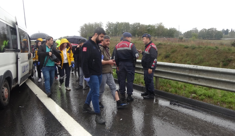 İşçi servisi ile ticari taksi çarpıştı: 13 yaralı