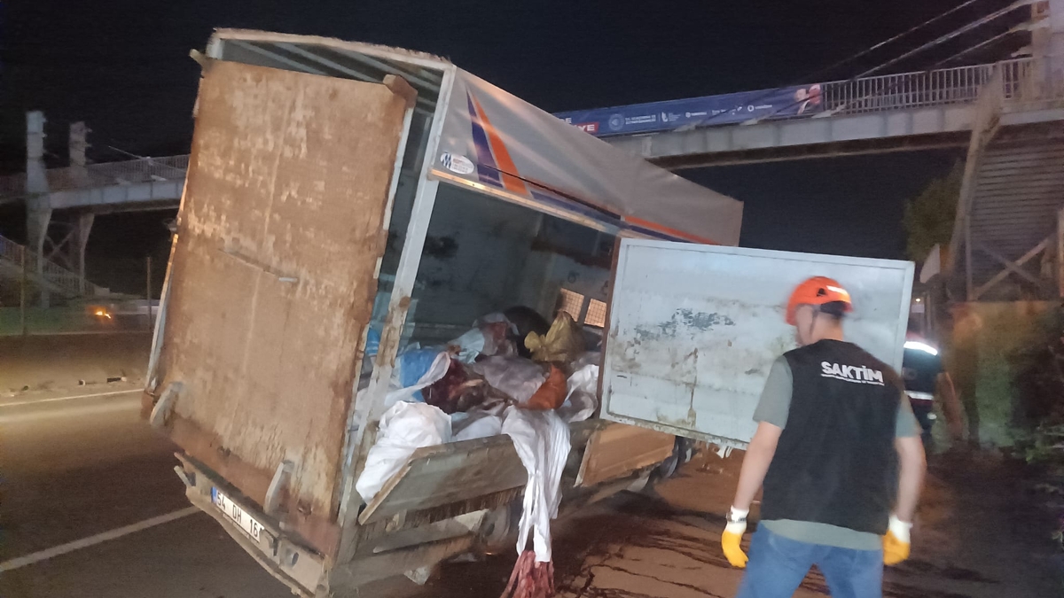 İşkembe yüklü kamyonetle otomobil çarpıştı