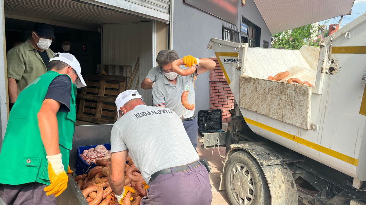 İşletmeye baskın; 1 ton bozuk sucuk ele geçirildi