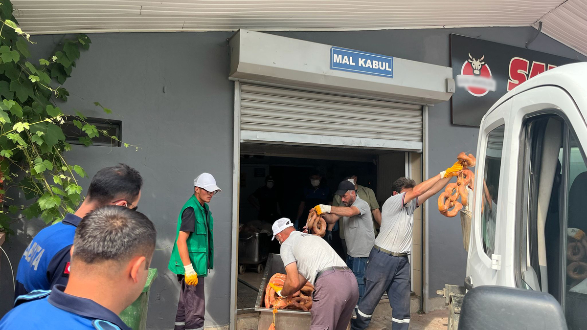 İşletmeye baskın; 1 ton bozuk sucuk ele geçirildi